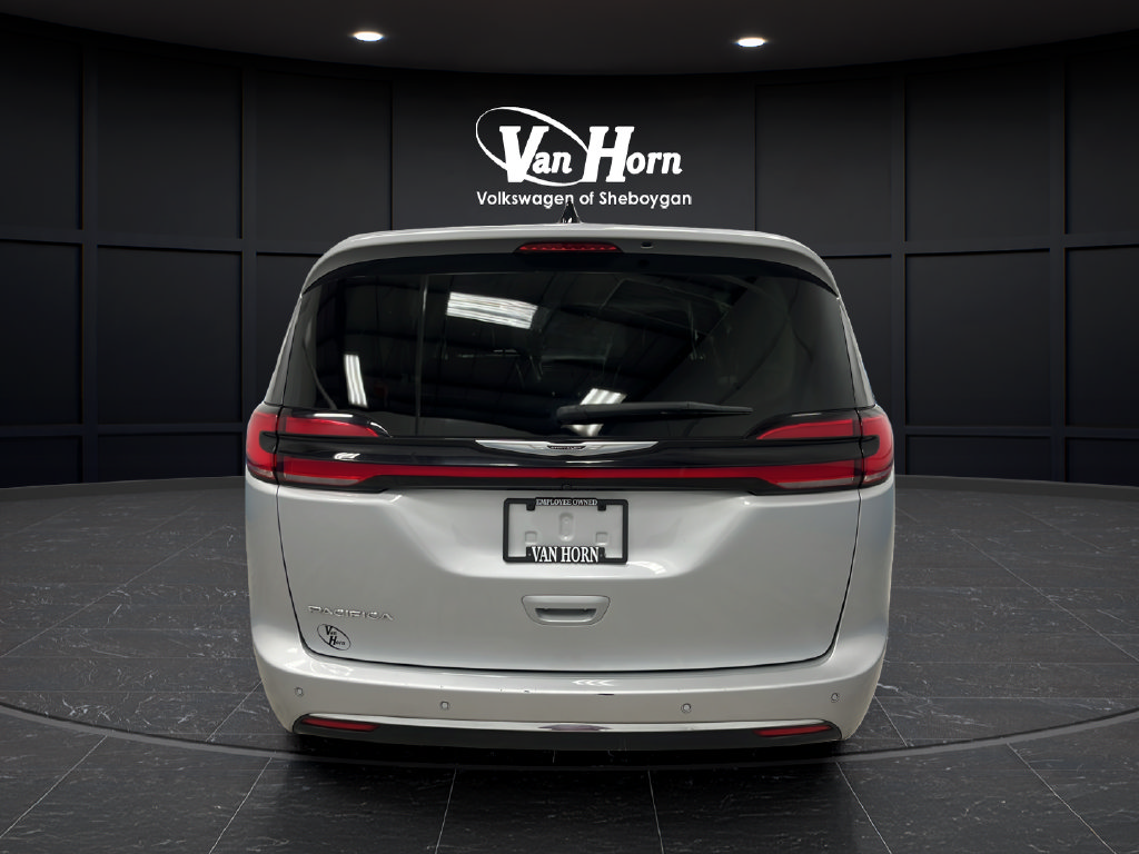 Used 2024 Chrysler Pacifica Touring-L FWD image 6