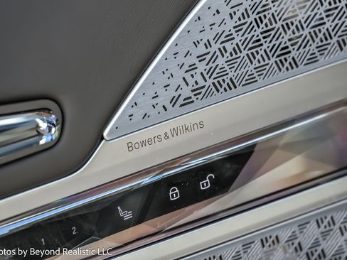 Used 2025 BMW 740i xDrive w/ Premium Package image 27