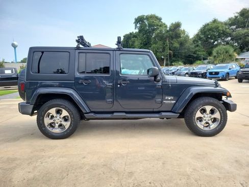 Used 2018 Jeep Wrangler Unlimited Sahara w/ Connectivity Group AWD/4WD image 9