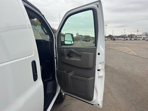 Used 2019 Chevrolet Express 3500 w/ Driver Convenience Package RWD image 21