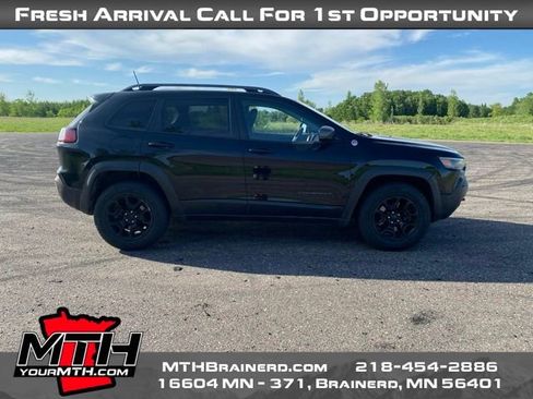 Used 2019 Jeep Cherokee Trailhawk w/ Cold Weather Group AWD/4WD image 1