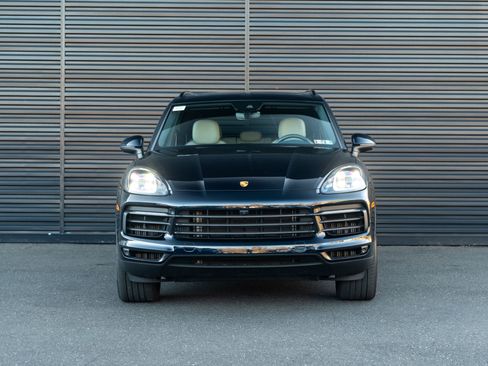 Certified 2023 Porsche Cayenne Platinum Edition image 11