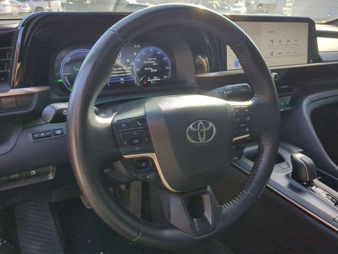 Used 2023 Toyota Crown Limited image 17