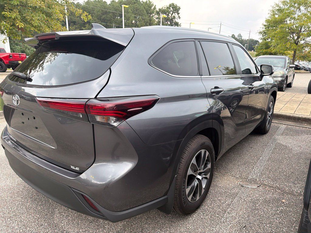 Used 2025 Toyota Highlander XLE FWD image 3