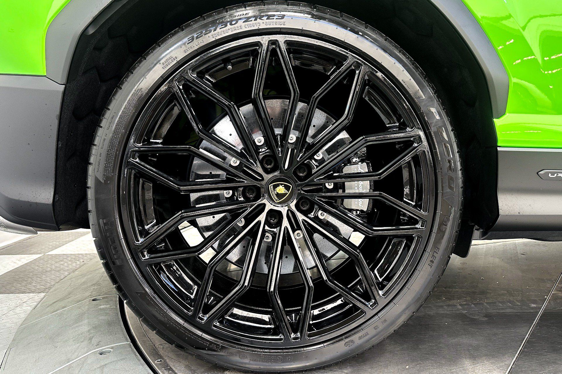 Used 2025 Lamborghini Urus SE AWD/4WD image 38