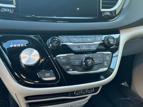 Used 2024 Chrysler Pacifica Touring-L image 23