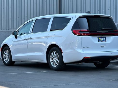 New 2027 Chrysler Pacifica Select FWD image 6