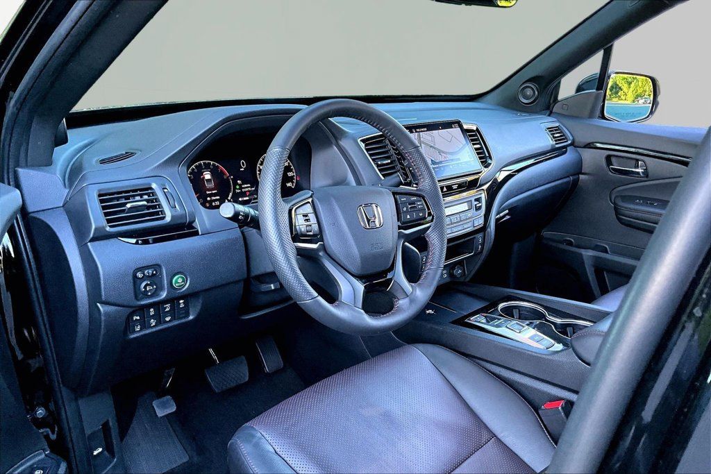 Used 2025 Honda Ridgeline Black Edition image 12
