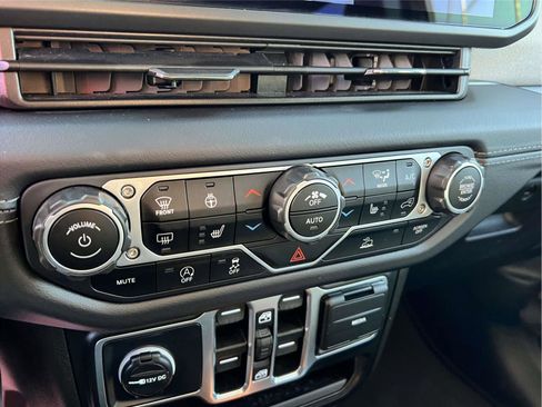 Used 2025 Jeep Wrangler Sahara image 29