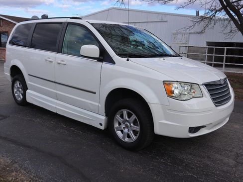 Used 2010 Chrysler Town & Country Touring image 2