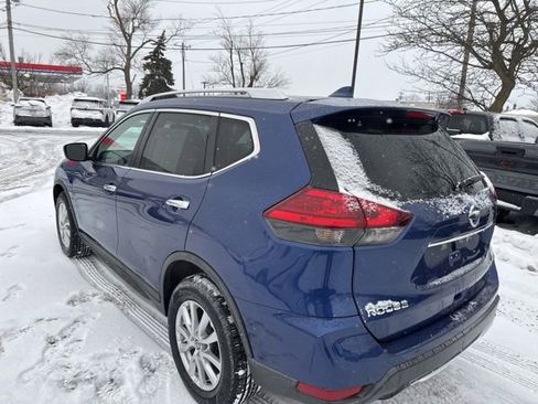 Used 2017 Nissan Rogue SV image 2