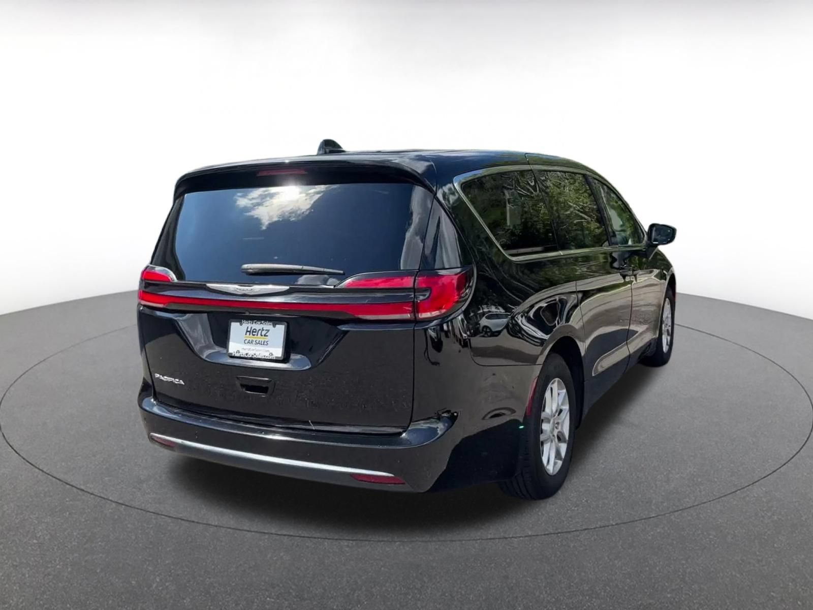 Used 2024 Chrysler Pacifica Touring-L FWD image 13