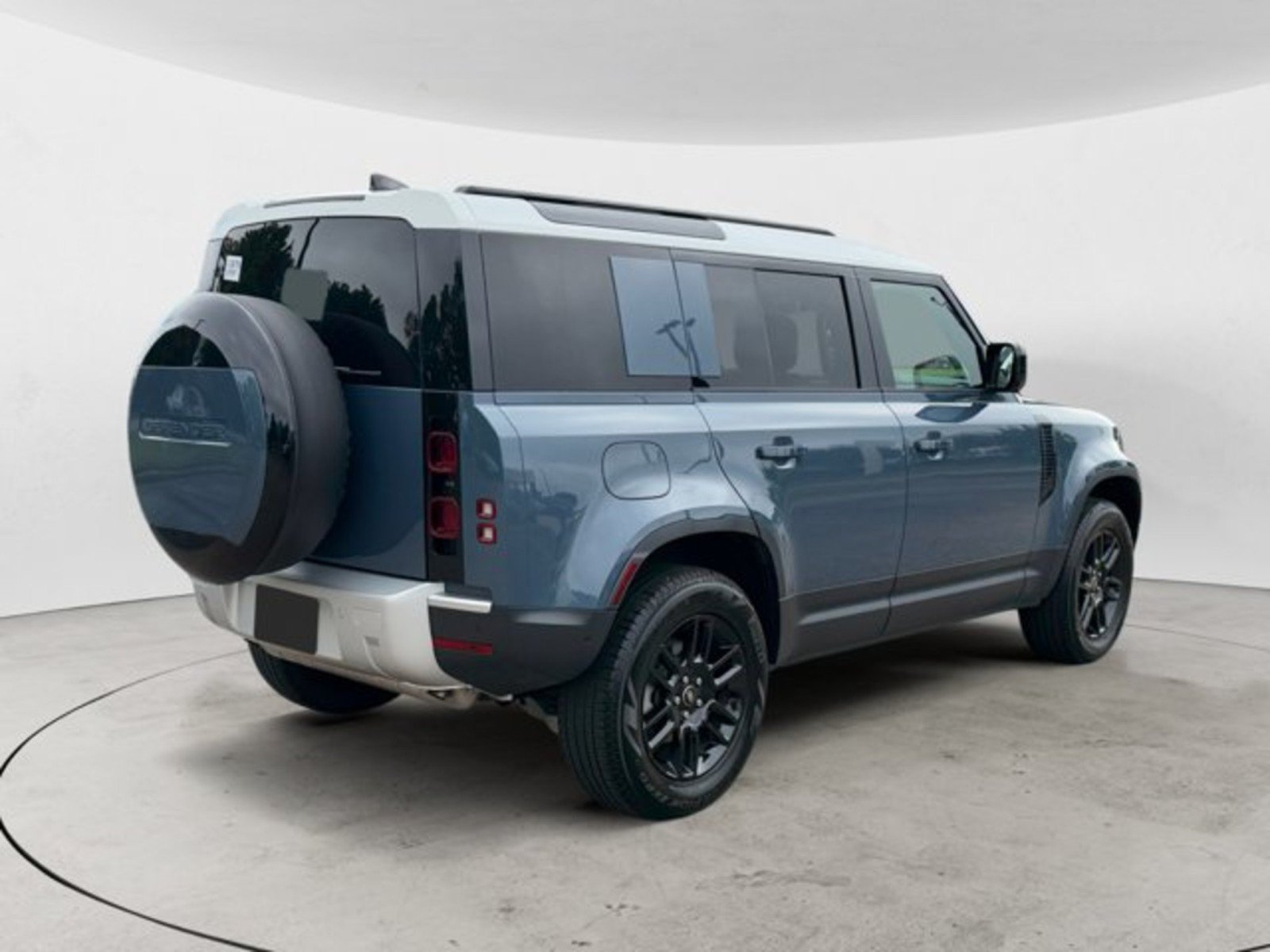 Used 2025 Land Rover Defender 110 S AWD/4WD image 4