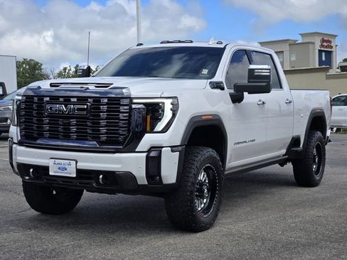 Used 2024 GMC Sierra 2500 Denali Ultimate AWD/4WD image 3