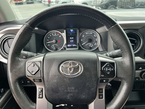 Used 2022 Toyota Tacoma SR5 w/ Technology Package AWD/4WD image 14