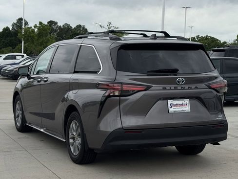 Used 2022 Toyota Sienna XLE FWD image 4