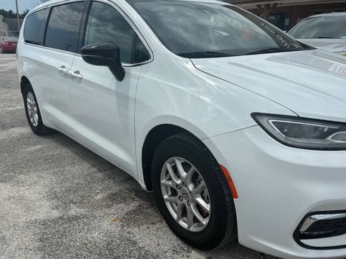 Used 2024 Chrysler Pacifica Touring-L FWD image 11