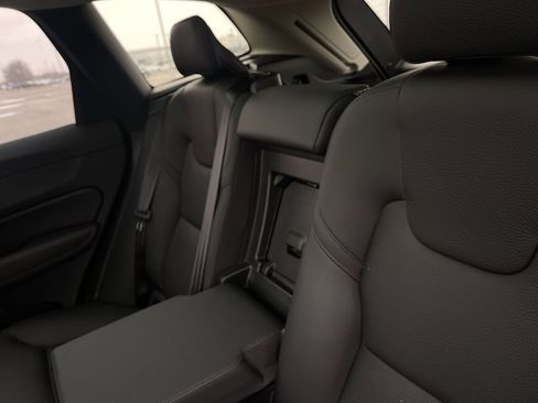 Used 2025 Volvo XC60 B5 Plus image 27