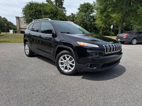 Used 2017 Jeep Cherokee Latitude w/ Comfort/Convenience Group FWD image 38
