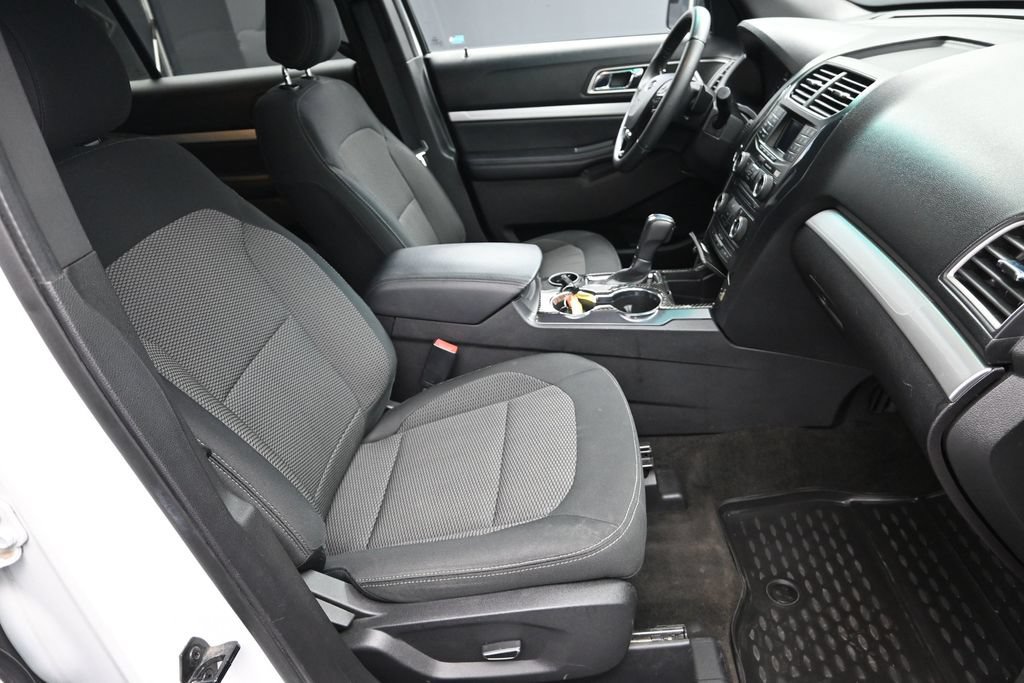 Used 2017 Ford Explorer XLT FWD image 34