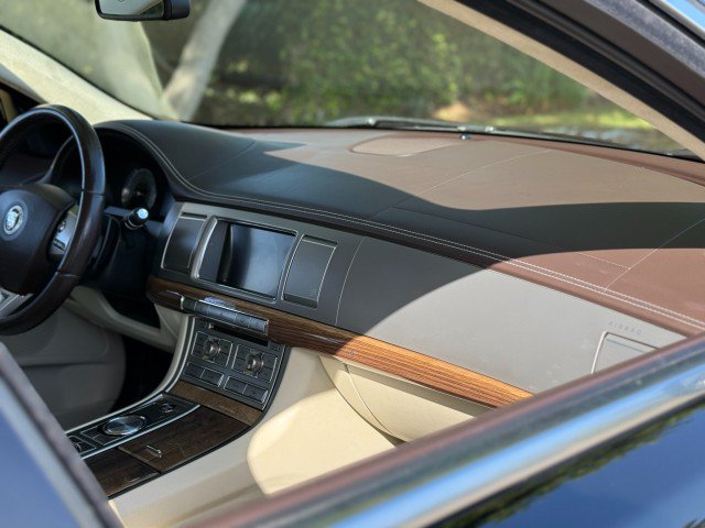 Used 2010 Jaguar XF Supercharged RWD image 31