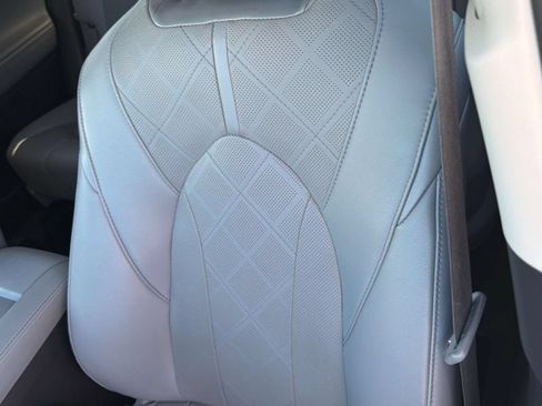 Used 2021 Toyota Highlander Platinum FWD image 30