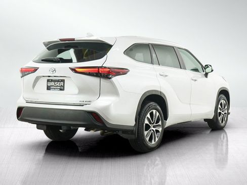Used 2024 Toyota Highlander XLE AWD/4WD image 5