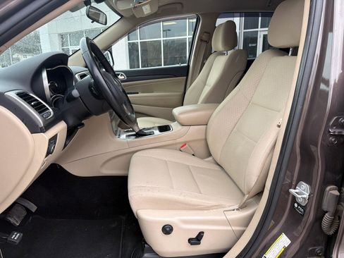 Used 2021 Jeep Grand Cherokee Laredo image 21