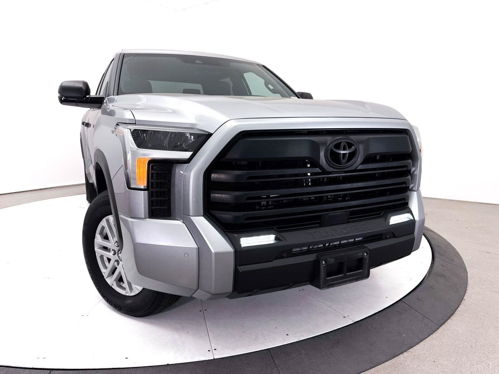 Used 2025 Toyota Tundra SR5 w/ SR5 Convenience Package AWD/4WD image 5