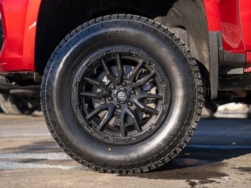 Used 2021 Chevrolet Colorado Z71 image 2