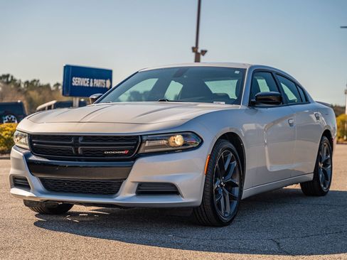 Used 2019 Dodge Charger SXT image 4
