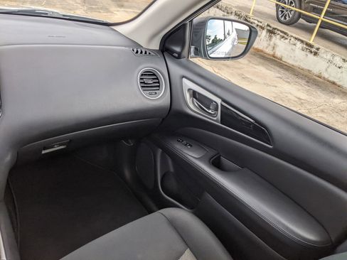 Used 2019 Nissan Pathfinder SV image 14