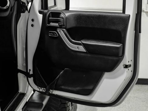 Used 2015 Jeep Wrangler Unlimited Rubicon w/ Connectivity Group AWD/4WD image 43
