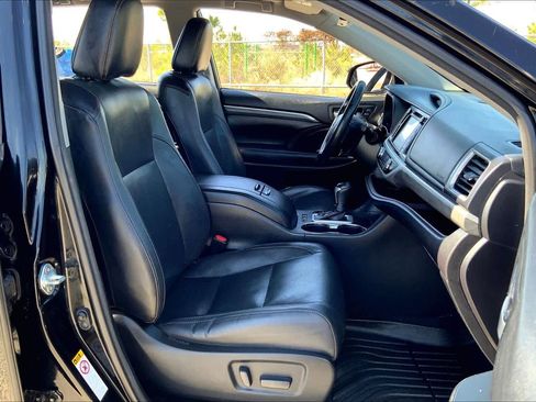 Used 2017 Toyota Highlander Limited image 9