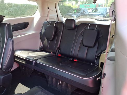 Used 2023 Chrysler Pacifica Limited FWD image 28