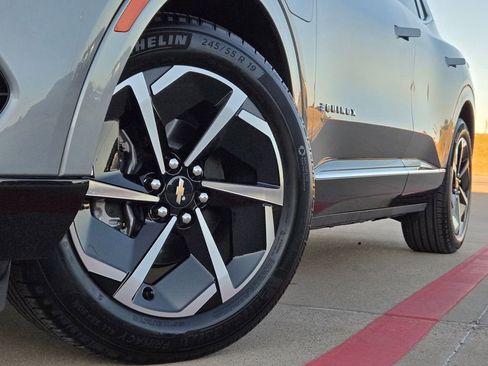 Used 2025 Chevrolet Equinox EV LT w/ Convenience Package image 8