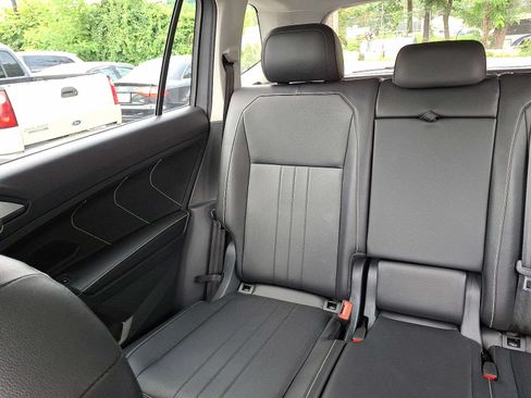 Used 2024 Volkswagen Tiguan SE w/ Panoramic Sunroof Package AWD/4WD image 10