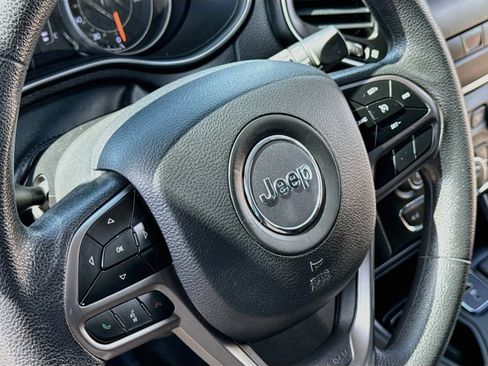 Used 2019 Jeep Cherokee Latitude w/ Popular Appearance Group FWD image 12