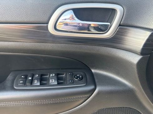 Used 2019 Jeep Grand Cherokee Altitude AWD/4WD image 10