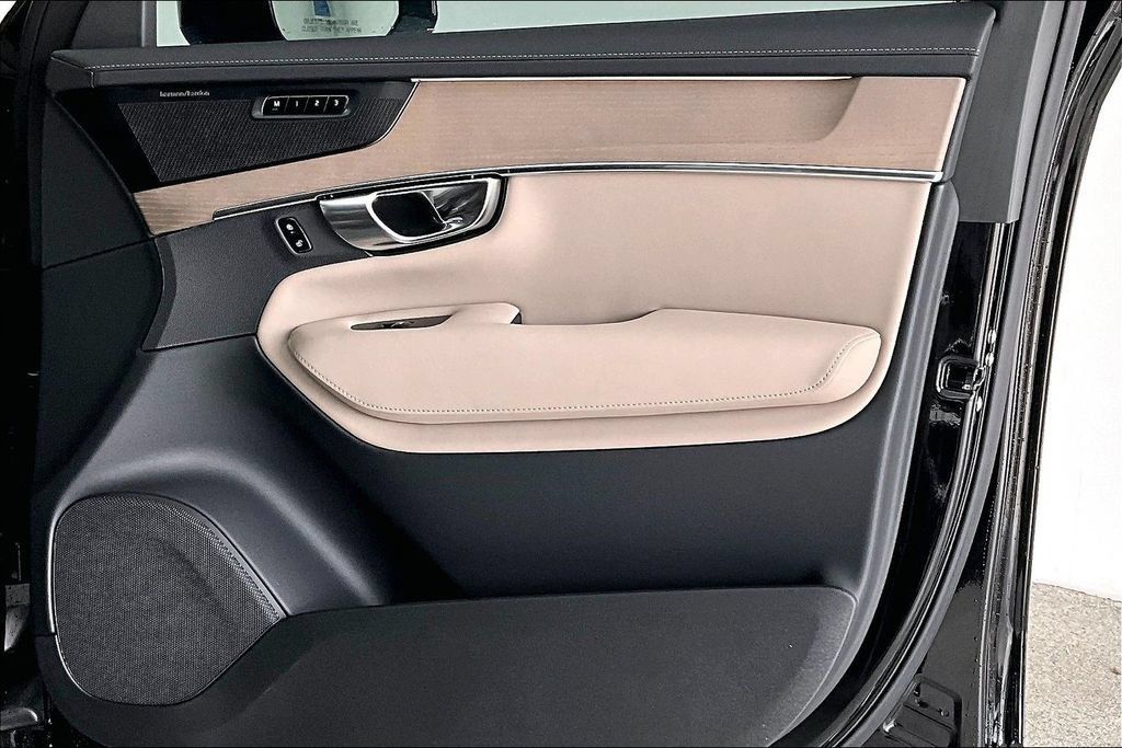 New 2026 Volvo XC90 T8 Plus w/ Protection Package Premier AWD/4WD image 8