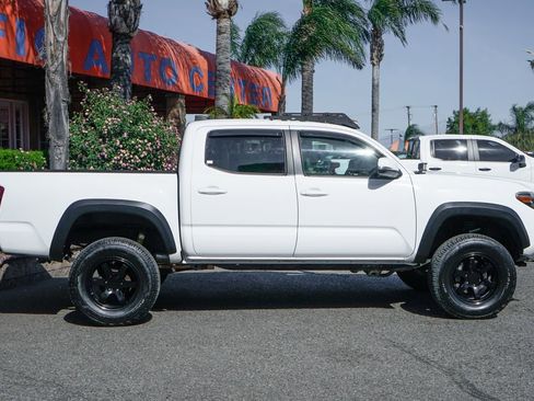 Used 2018 Toyota Tacoma TRD Off-Road w/ Technology Package image 11