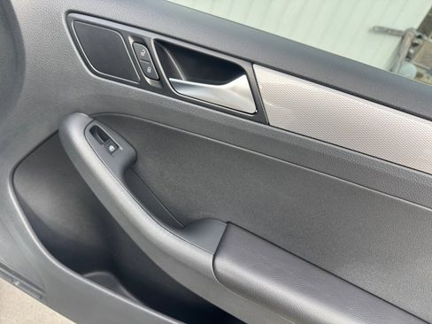 Used 2017 Volkswagen Jetta SE image 35