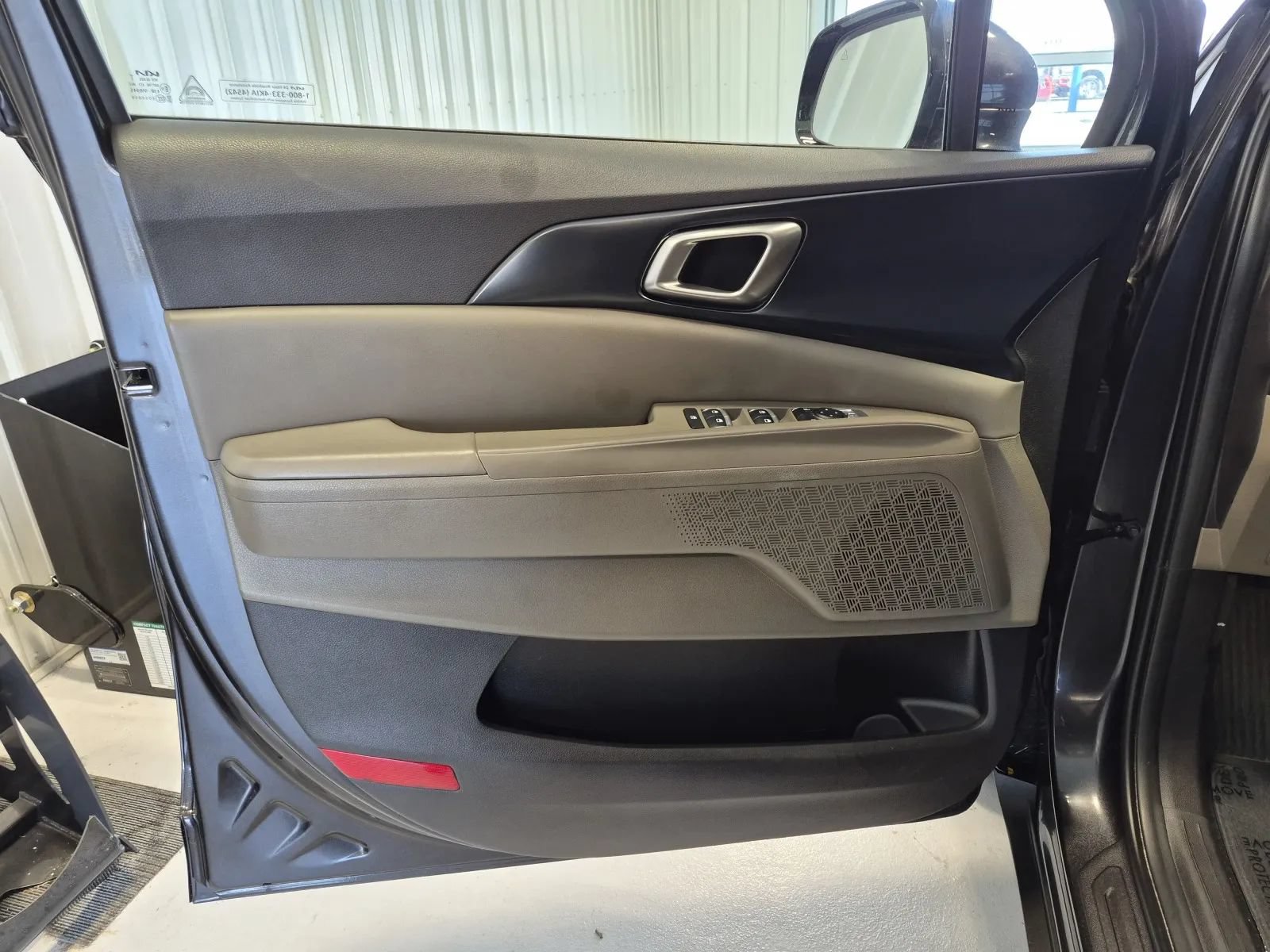 Used 2025 Kia Carnival FWD image 8