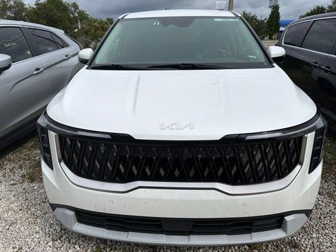 Used 2025 Kia Carnival FWD image 6