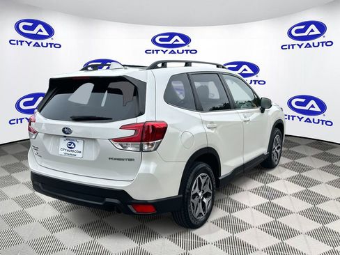 Used 2023 Subaru Forester Premium image 3