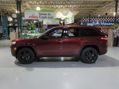Used 2022 Jeep Grand Cherokee Altitude AWD/4WD image 11
