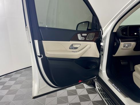 Used 2021 Mercedes-Benz GLS 580 4MATIC image 12