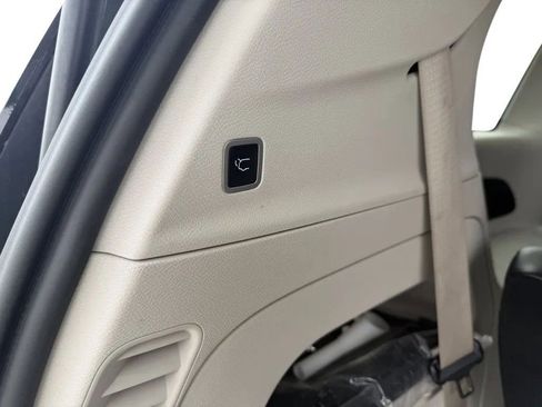 Used 2024 Chrysler Pacifica Touring-L image 38