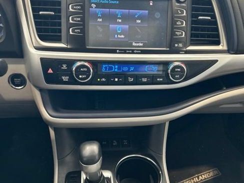 Used 2019 Toyota Highlander XLE AWD/4WD image 11