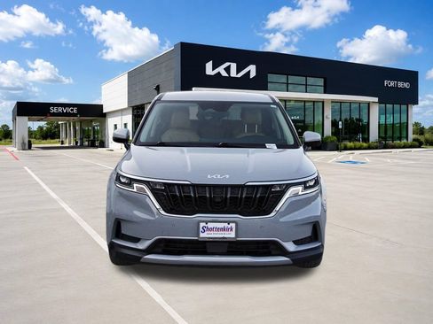 Used 2023 Kia Carnival EX FWD image 2